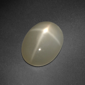 Pedra da lua estrela creme natural 6,69ct, corte oval, translúcido