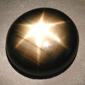 Safira estrela preto natural 55,93ct, corte oval, opaco
