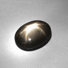 Safira estrela preto natural 7,08ct, corte oval, opaco