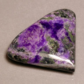 Sugilita violeta natural 19,43ct, forma extravagante, opaco