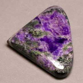 Sugilita violeta natural 19,43ct, forma extravagante, opaco
