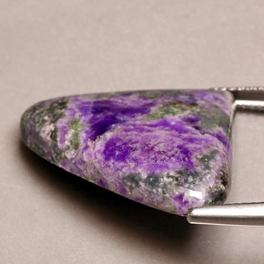 Sugilita violeta natural 19,43ct, forma extravagante, opaco