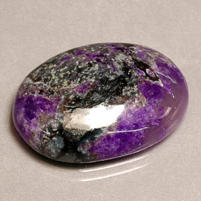 Sugilita multicolorido natural 16,51ct, corte oval, opaco