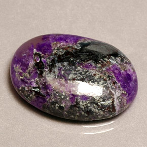 Sugilita multicolorido natural 16,51ct, corte oval, opaco