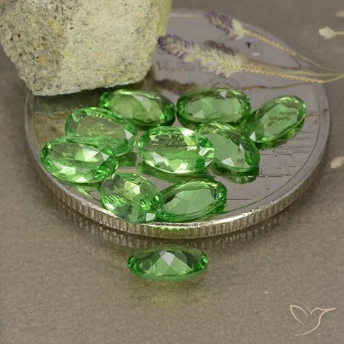 Pedras preciosas de Granada Tsavorita Verde claro natural de 1.93 ct, oval, VS