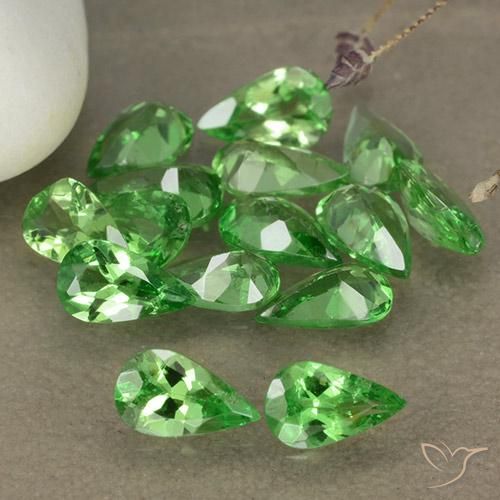 Pedras preciosas de Granada Tsavorita Verde médio natural de 2.78 ct, Formato de pêra, VS