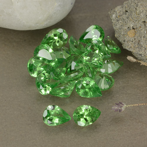 Pedras preciosas de Granada Tsavorita Verde claro natural de 2.97 ct, Formato de pêra, VS