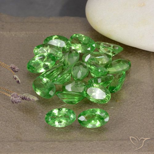 4.86ctw Natural verde intenso Granada Tsavorita, oval, VS