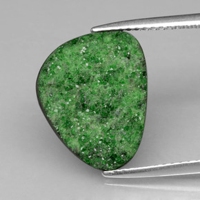 Drusa de uvarovita verde natural 6,95ct, forma extravagante, opaco