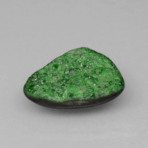 Drusa de uvarovita verde natural 6,95ct, forma extravagante, opaco