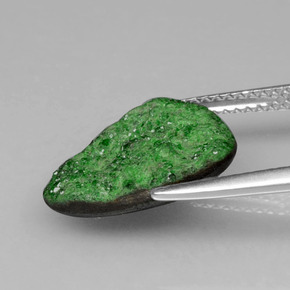 Drusa de uvarovita verde natural 6,95ct, forma extravagante, opaco