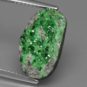 Drusa de uvarovita verde natural 7,39ct, forma extravagante, opaco