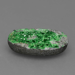 Drusa de uvarovita verde natural 7,39ct, forma extravagante, opaco
