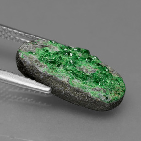 Drusa de uvarovita verde natural 7,39ct, forma extravagante, opaco