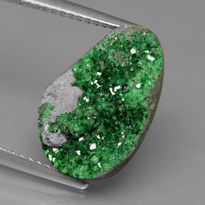 Drusa de uvarovita verde natural 6,64ct, forma extravagante, opaco
