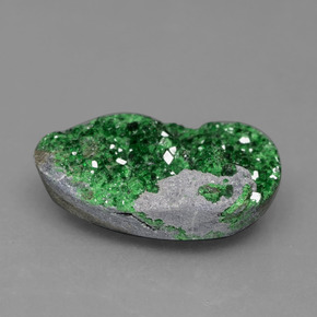 Drusa de uvarovita verde natural 6,64ct, forma extravagante, opaco