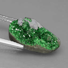 Drusa de uvarovita verde natural 6,64ct, forma extravagante, opaco