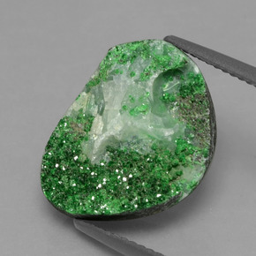Drusa de uvarovita verde natural 8,99ct, forma extravagante, opaco