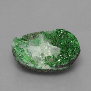 Drusa de uvarovita verde natural 8,99ct, forma extravagante, opaco