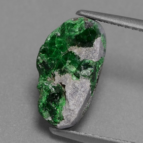 Drusa de uvarovita verde natural 4,02ct, forma extravagante, opaco