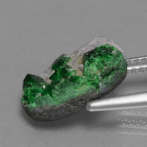 Drusa de uvarovita verde natural 4,02ct, forma extravagante, opaco