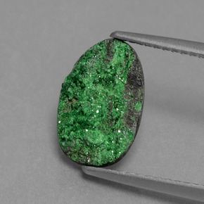 Drusa de uvarovita verde natural 2,43ct, forma extravagante, opaco