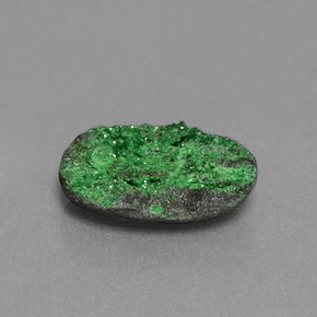 Drusa de uvarovita verde natural 2,43ct, forma extravagante, opaco