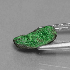 Drusa de uvarovita verde natural 2,43ct, forma extravagante, opaco