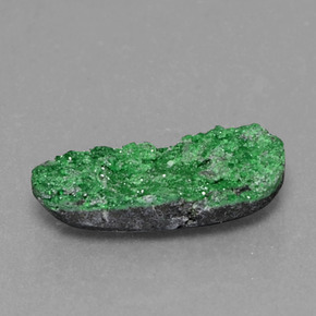 Drusa de uvarovita verde natural 2,74ct, forma extravagante, opaco