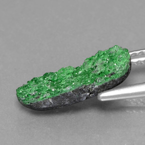 Drusa de uvarovita verde natural 2,74ct, forma extravagante, opaco