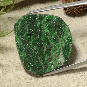 Drusa de uvarovita verde natural 34,35ct, forma extravagante, opaco
