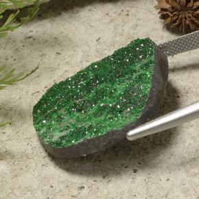 Drusa de uvarovita verde natural 34,35ct, forma extravagante, opaco
